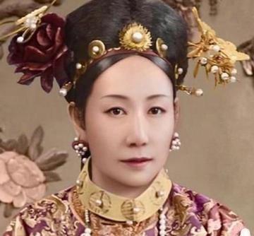 1966年荣禄墓被发掘，从陪葬品看出溥仪在撒谎，荣禄和慈禧关系非同一般。196