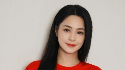 钟欣潼惊艳穿搭解析：两套造型展现不同时尚感