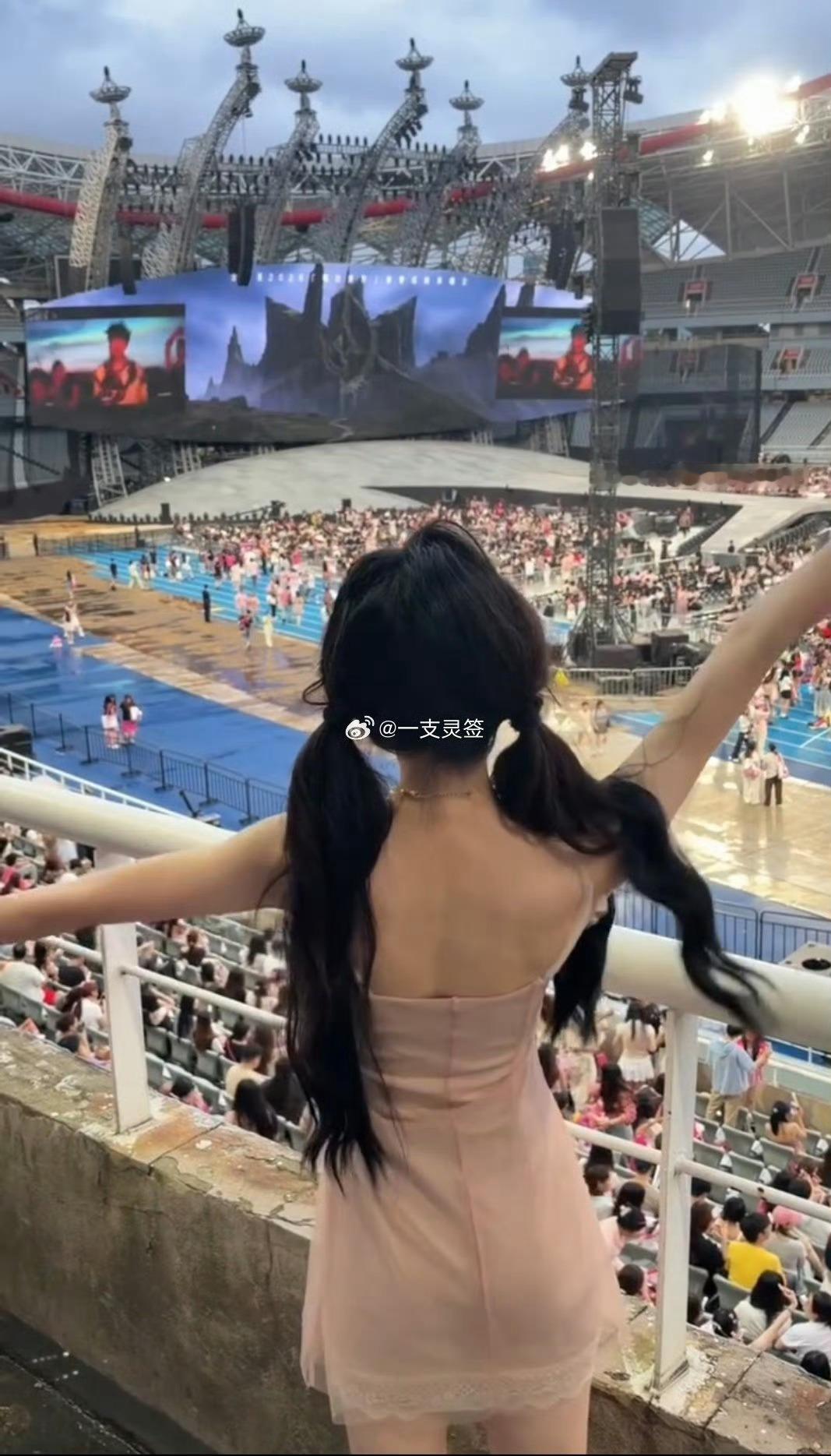 看演唱会发现自己脊柱侧弯了马上放下我的二郎腿