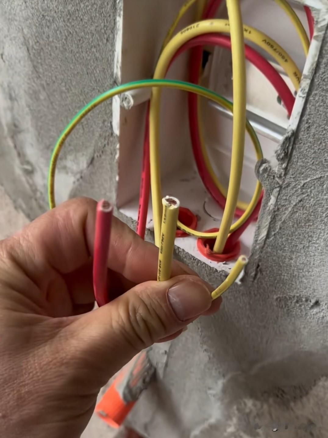 有个问题想不明白，请教一下电工师傅。家里柜机空调零线用6平方电线，火线用6平方电