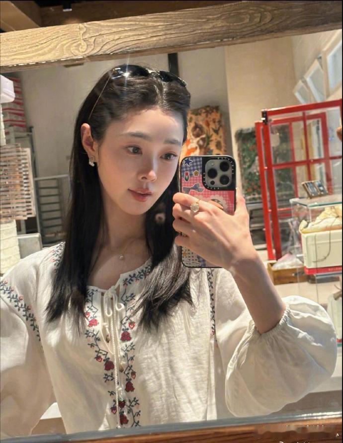 1.白敬亭和宋轶恋爱的时候就不敢官宣承认，分手闹得又是人尽皆知，两人现在直接成对