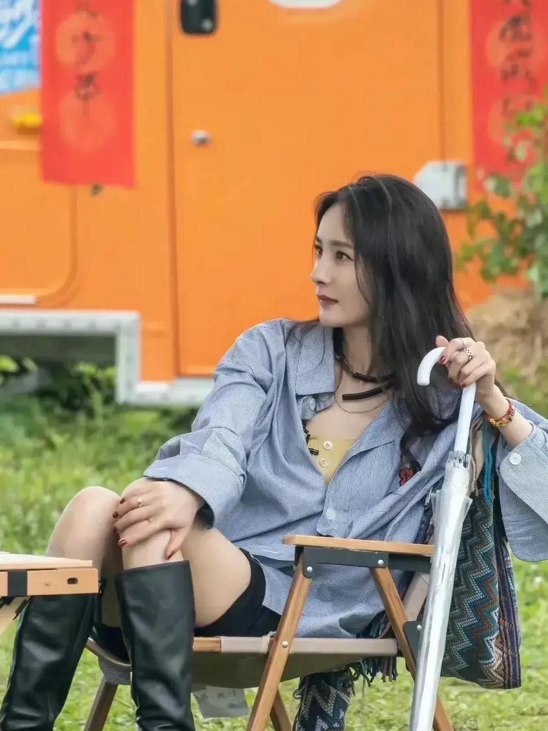 杨幂身穿蓝色阔版衬衫搭配短裤长靴子，衣品真的好啊