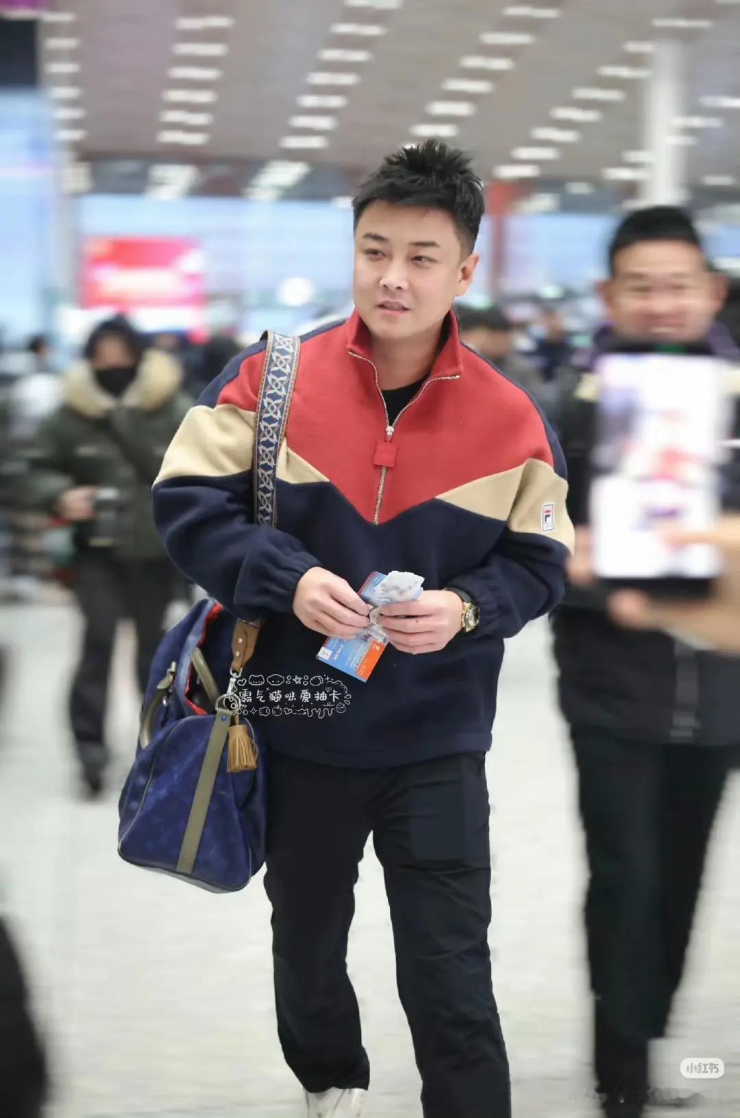 国乒团队已到达海南机场，看到王楚钦，孙颖莎了，莎莎剪了头发很帅气，王皓指导怎么突