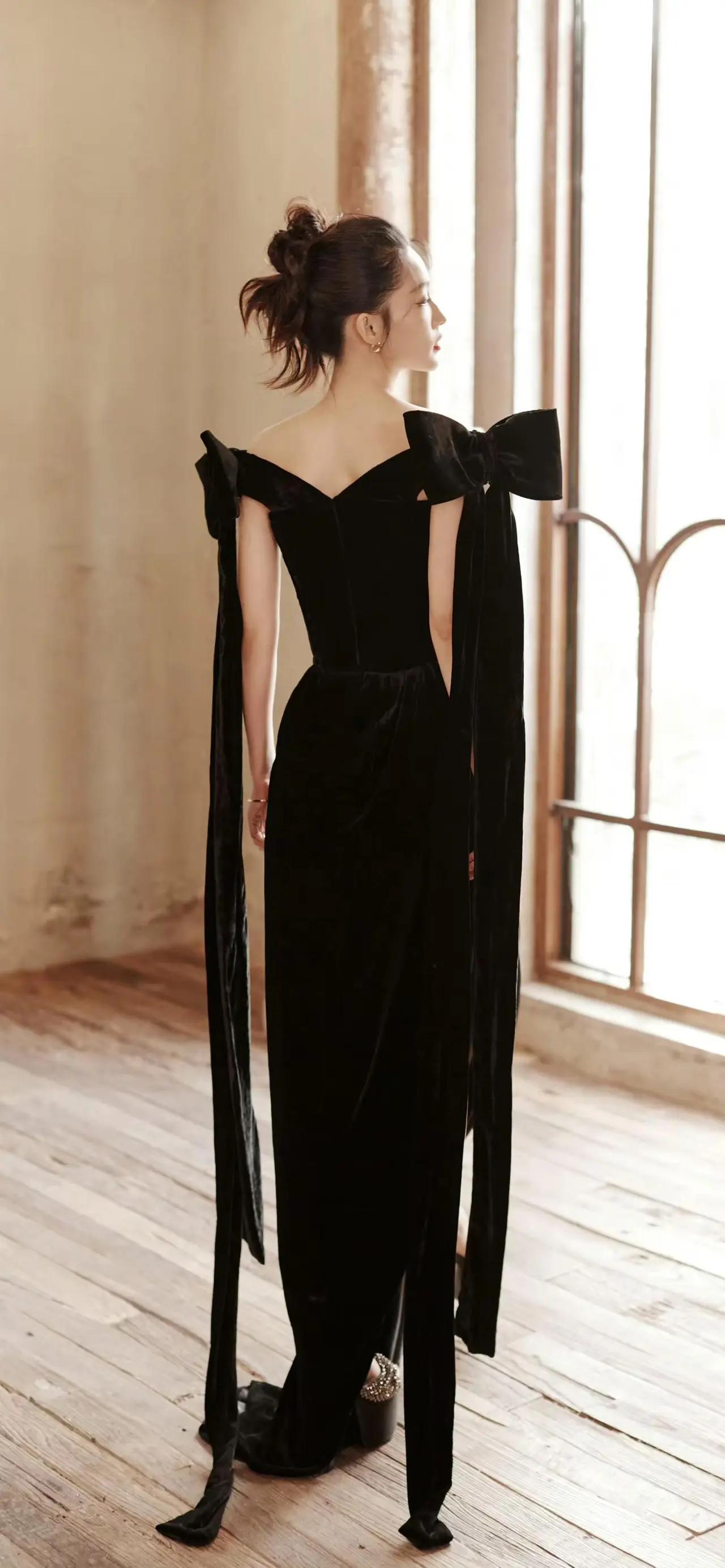 美女壁纸～李沁，一抹墨黑，惊艳时光。丝绒的质感勾勒曼妙身姿，蝴蝶结点缀柔媚细节，