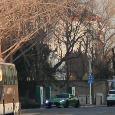 头哥冲着莎姐闪灯，莎莎“noflash”今天王楚钦开了一辆新的奔驰，绿色的