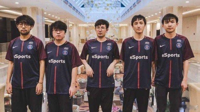 查理斯：以前的LGD哥哥不咋说话的啊，优势路两个人都不咋说话，谁话最少我还真不知