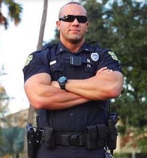 为何美国经常开除警察？其实说白了，美国地方警察局就是一个保安公司，而警察就是合法