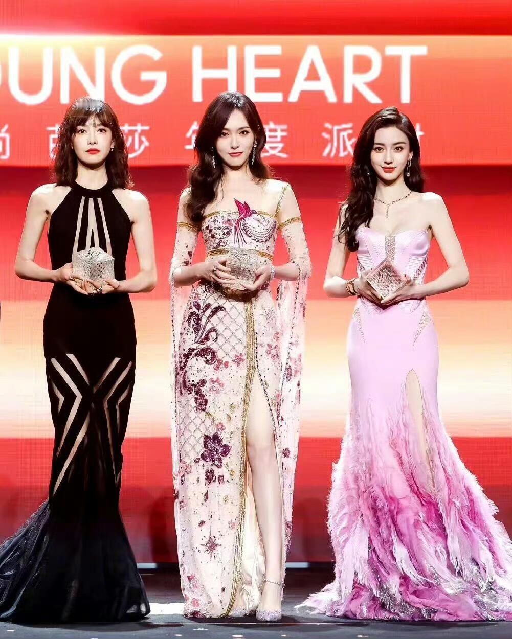 好爽啊，和谁合照都不输“唐嫣不是美女，也就是有点可爱”地狱笑话+1大家都很美，唐