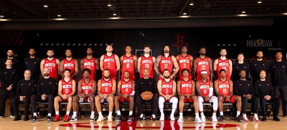 美媒《fadeawayworld》在火箭队敲定14人阵容之后发文予以点评，认为现