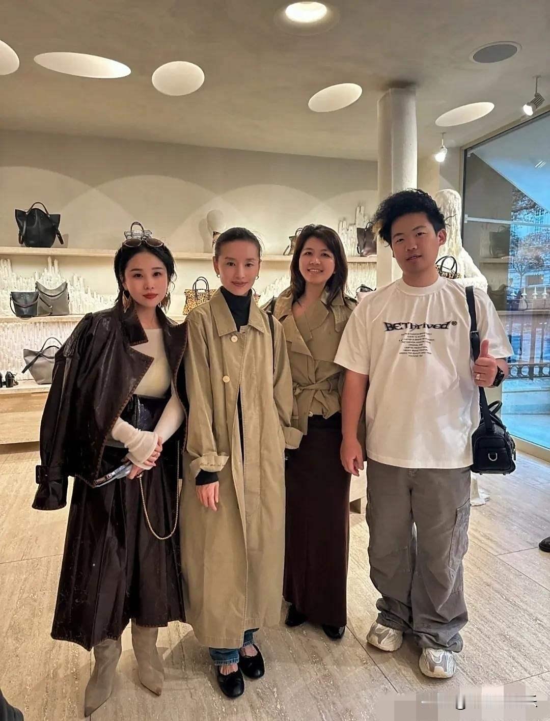 董洁在巴黎逛街被粉丝偶遇，从合影看来她个子挺高啊，怎么总有人说她长得特娇小呢
