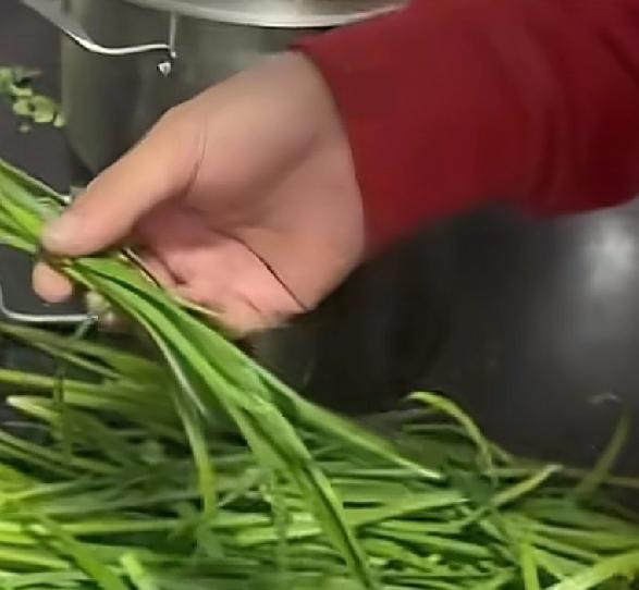 还好发现的及时，不然一家人都要倒大霉了广东一位妻子回家的时候发现桌上多了很多韭