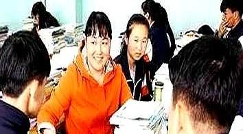 青海西宁，高中女老师将班里一男生带回家说：“今晚你就留在这。”男生红着脸说：“老