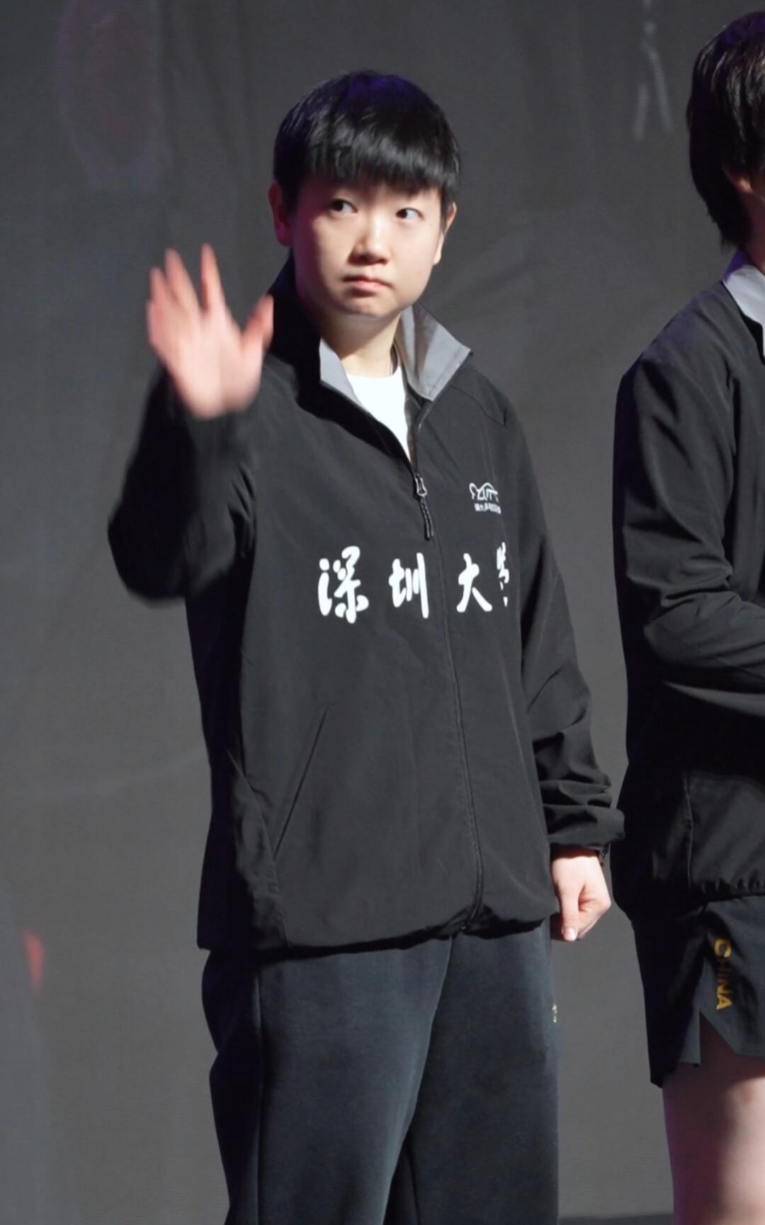 孙颖莎新出场，来坐班就是稳，小太阳走路自如干练，超级棒的小莎！莎莎一脸若有所思
