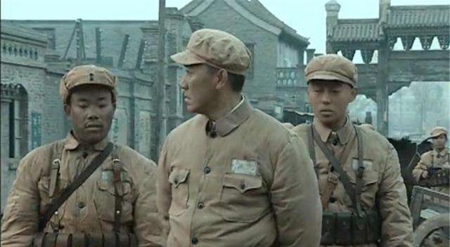 在军队编制中，“军、师、旅、团”层级分明，副军长行政级别高于师长，待遇也更优。但