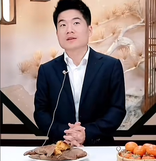 哈哈哈哈笑死了，宇辉竟然不知道“德华”的梗。宇辉休假回来上播，满屏都在刷“德华回