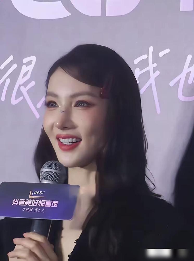 金晨估计做了幼态脸，距离上次变脸不到2个月，这回总不能甩锅给妆容吧？最近看她