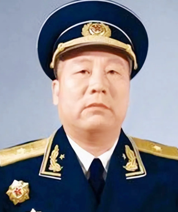 1945年，中苏军方宴会上，苏军和曾克林开玩笑，“你喝一杯酒，我就给一座军火库。