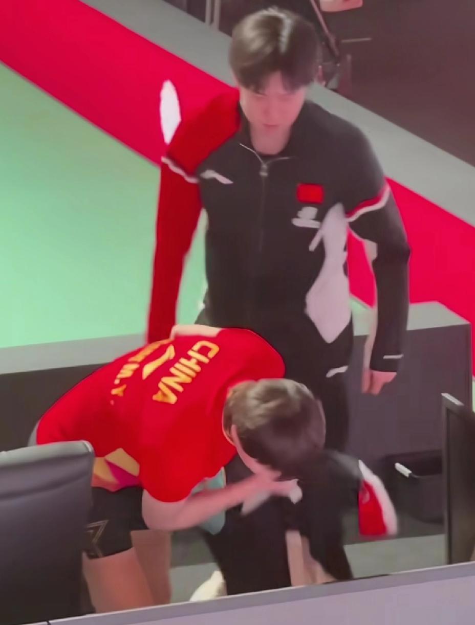 破案了破案了，原来鳗鱼穿错梁靖崑的裤子，是王楚钦“帮的忙”。鳗鱼回去打开