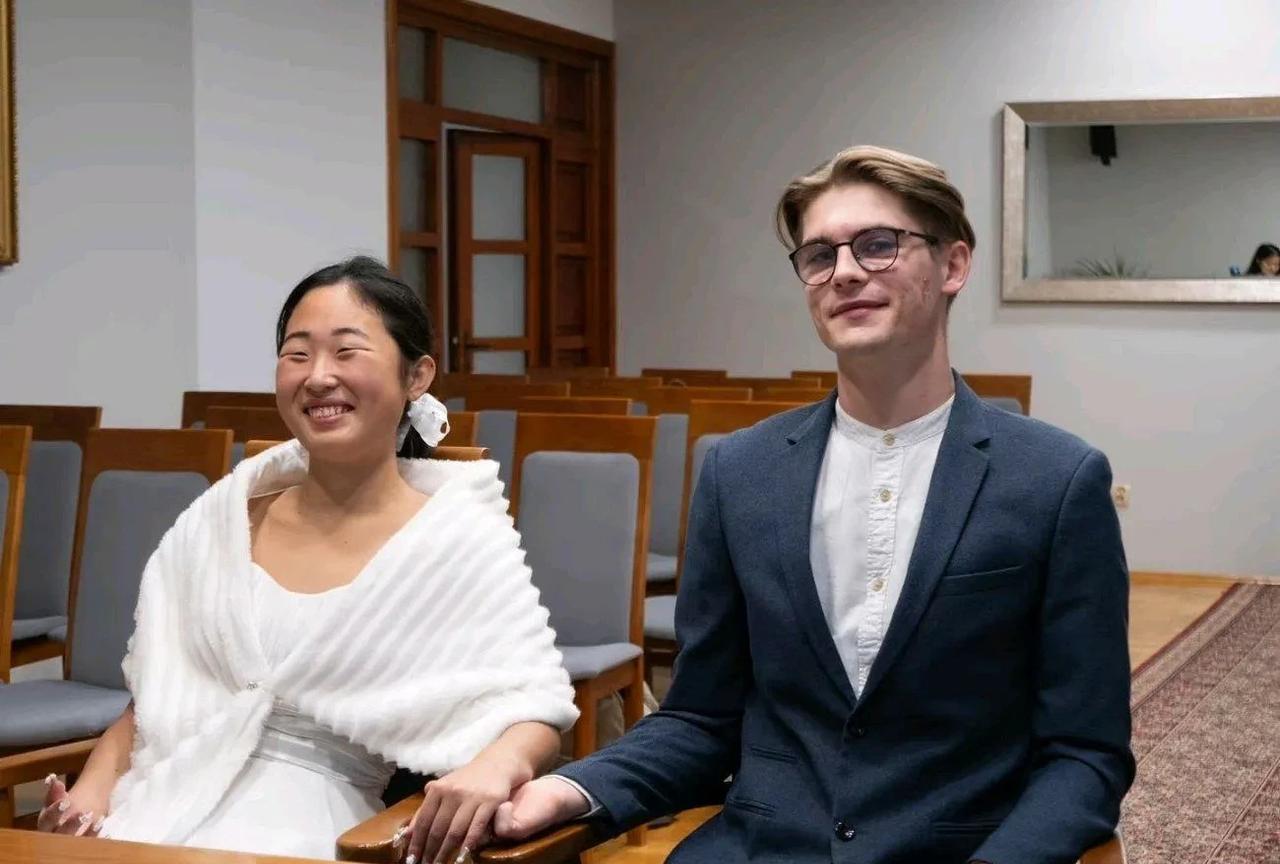 这是在某书上一对中外夫妻的合影，照片里的外国男性英俊潇洒，完全符合东西方审美，而