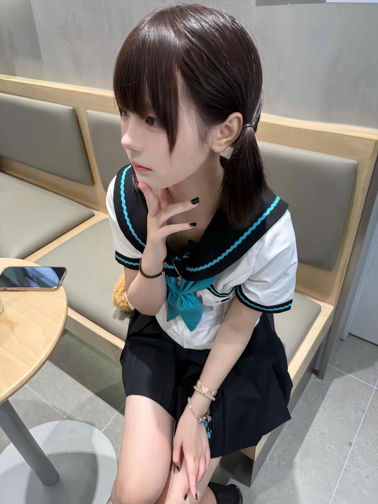 可爱少女风，黑发双马尾，校服风穿搭，萌系女孩