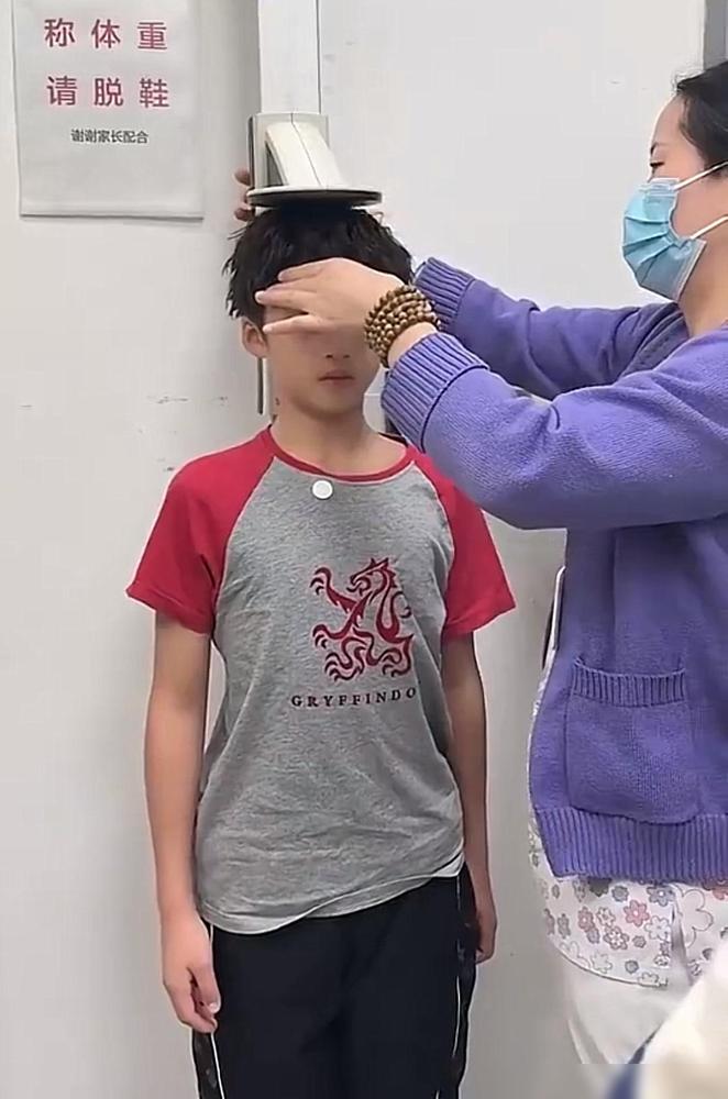 邹市明12岁的小儿子，骨龄还是10岁9个月！可他妈妈却十分的高兴，因为打了一年生