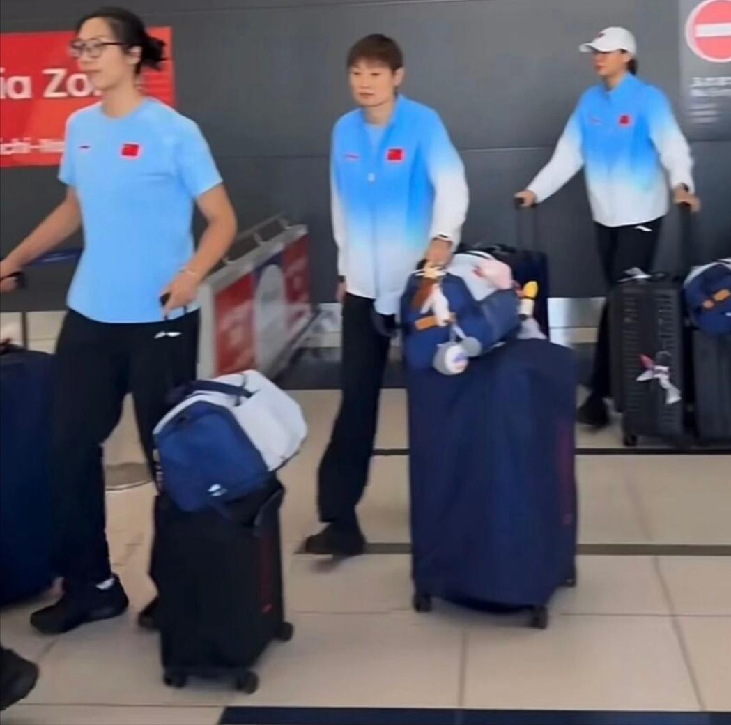 中国女排这次出征亚运会非常的低调，直到球迷在福冈机场偶遇赵勇一行人，大家才知道队