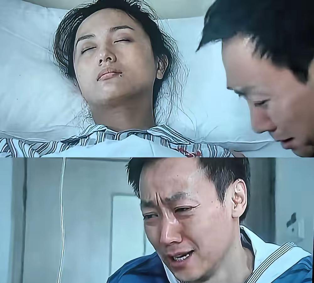 朱媛媛双眼紧闭，脸色苍白地躺在病床上。辛柏青崩溃大哭：“老婆，你能听见我说话