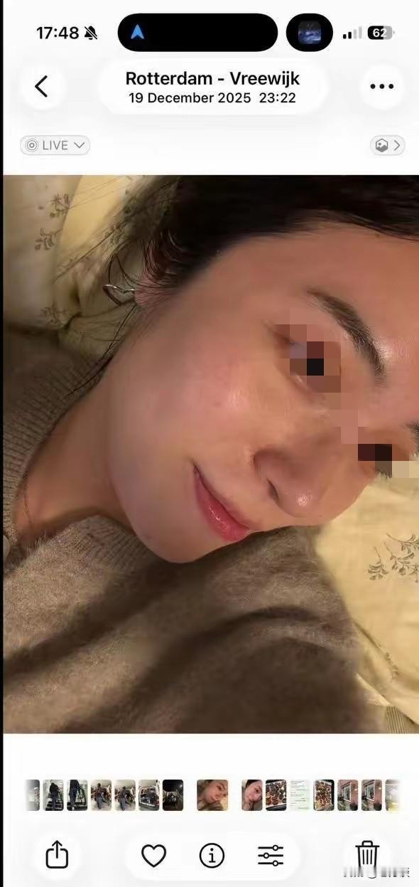 长相甜美可爱的美女躺在床上美美地自拍，她还在回味自己亲到荷兰男生的甜蜜时刻。美女