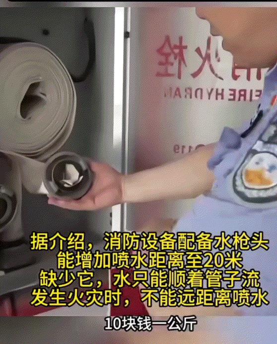 太无德了！湖北武汉，一小区业主查看自己门前监控时发现，一白发大爷竟偷走了该楼层消