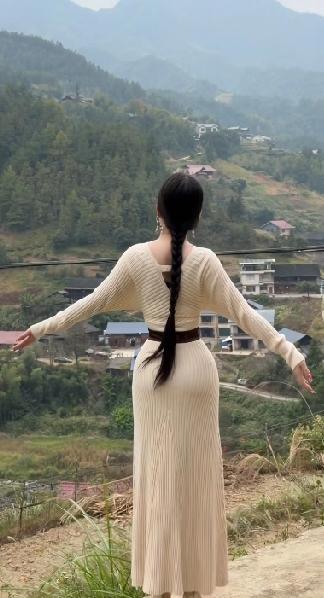 耳边突然响起一首歌：村里有个姑娘叫小芳，长的好看又善良，一双美丽的大眼睛，辫子粗