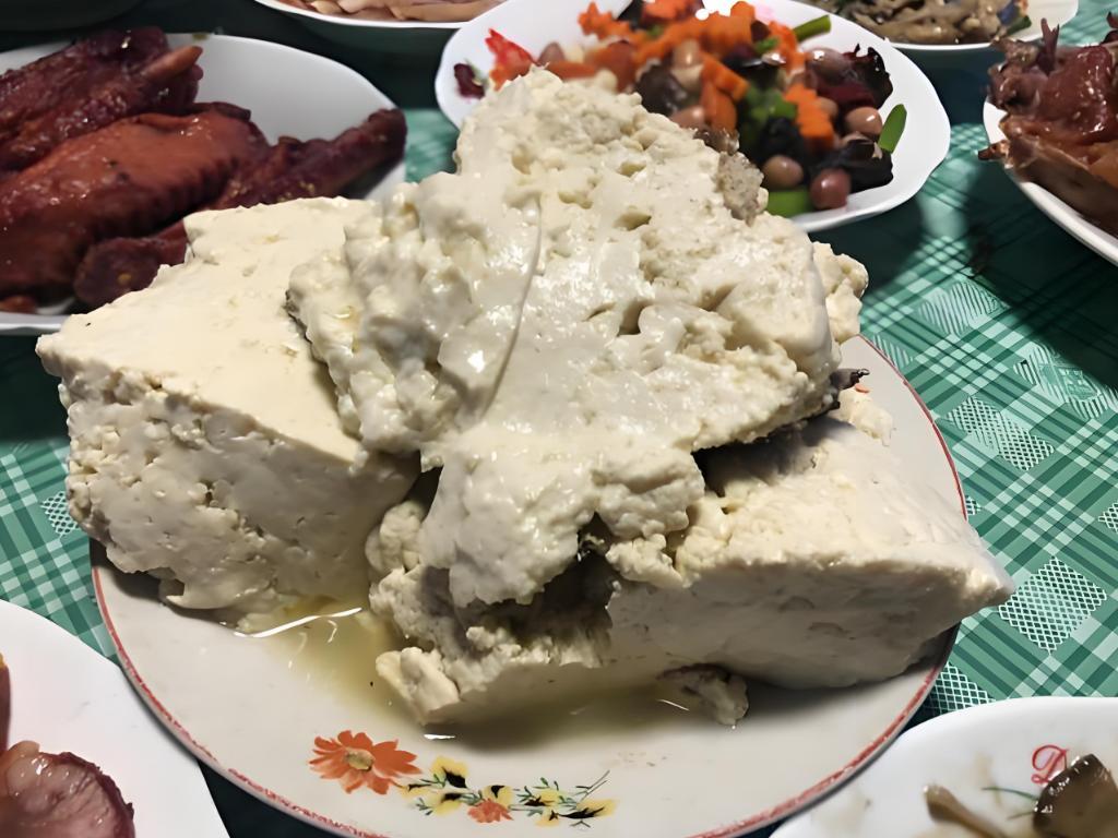 为什么喝酒时不能吃花生米？中医：喝酒尽量少吃这4种“下酒菜”花生米配白酒，在