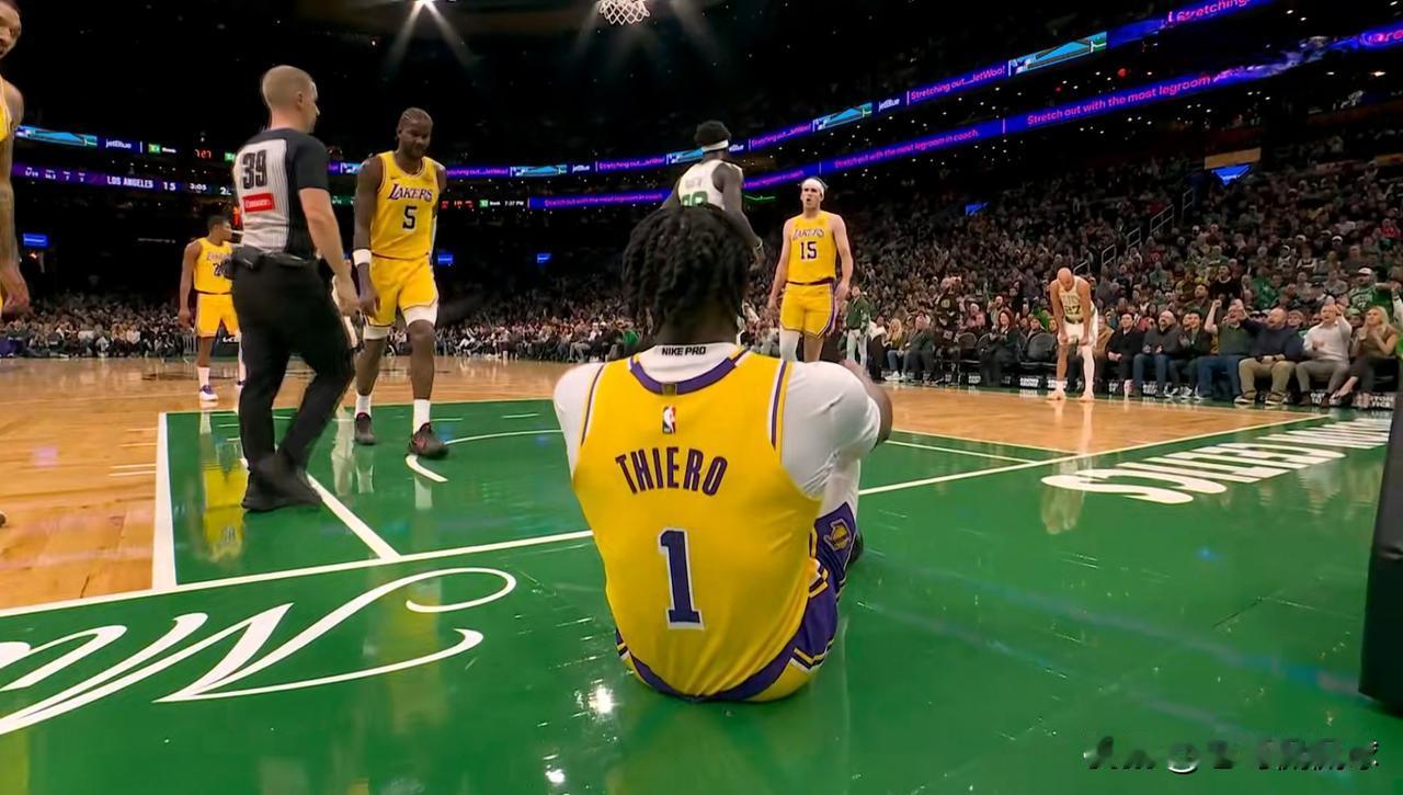 湖人新秀蒂耶罗真是难成大器！在今天湖人客场挑战凯尔特人的比赛中，目前双方半场战罢