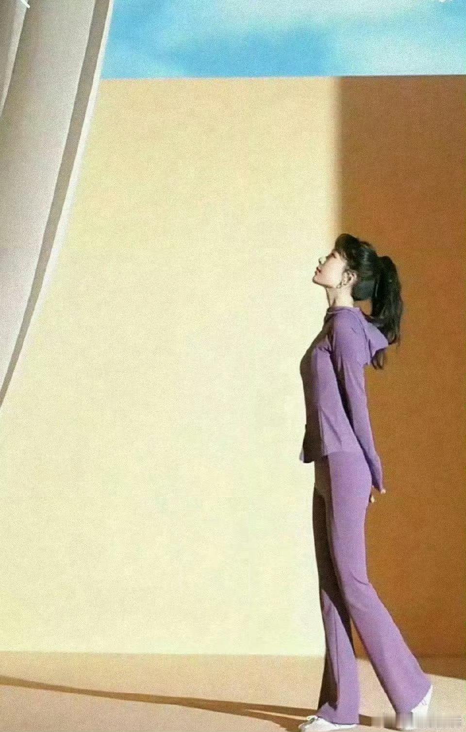 杨紫瘦出新高度，以前的馒头肩不见了。其多次在公众场合露面样子消瘦的体型引起网友关