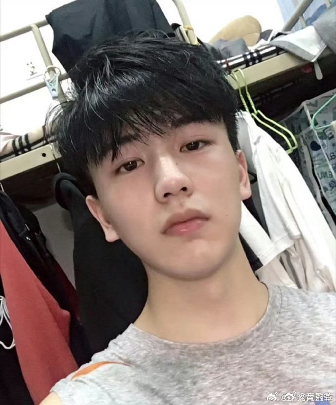 张凌赫素颜素颜真的好戳人，干净又自然，没有多余妆感反而更显气质，少年感满满，越看