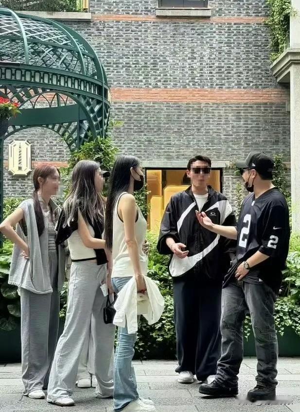 潘玮柏是真宠老婆，不管是聚餐还是聚会，都习惯带着宣云一起，把她护在身边。有网友