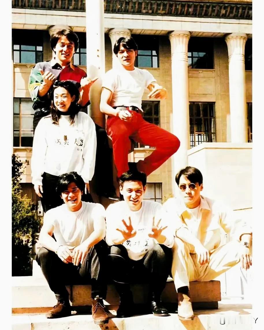 一九九三年，北京，在人民大会堂前合影的成龙、刘德华、林忆莲、郭富城、张学友、黎明
