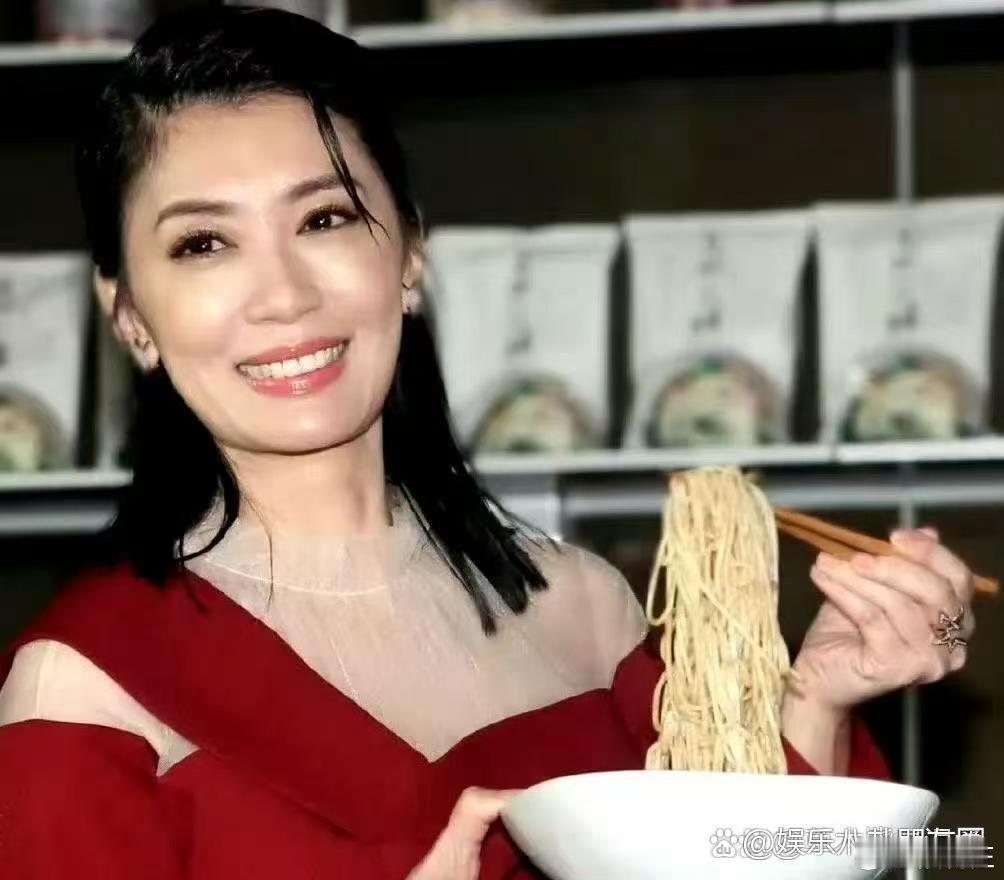 贾静雯吃面的样子韵味太浓厚了