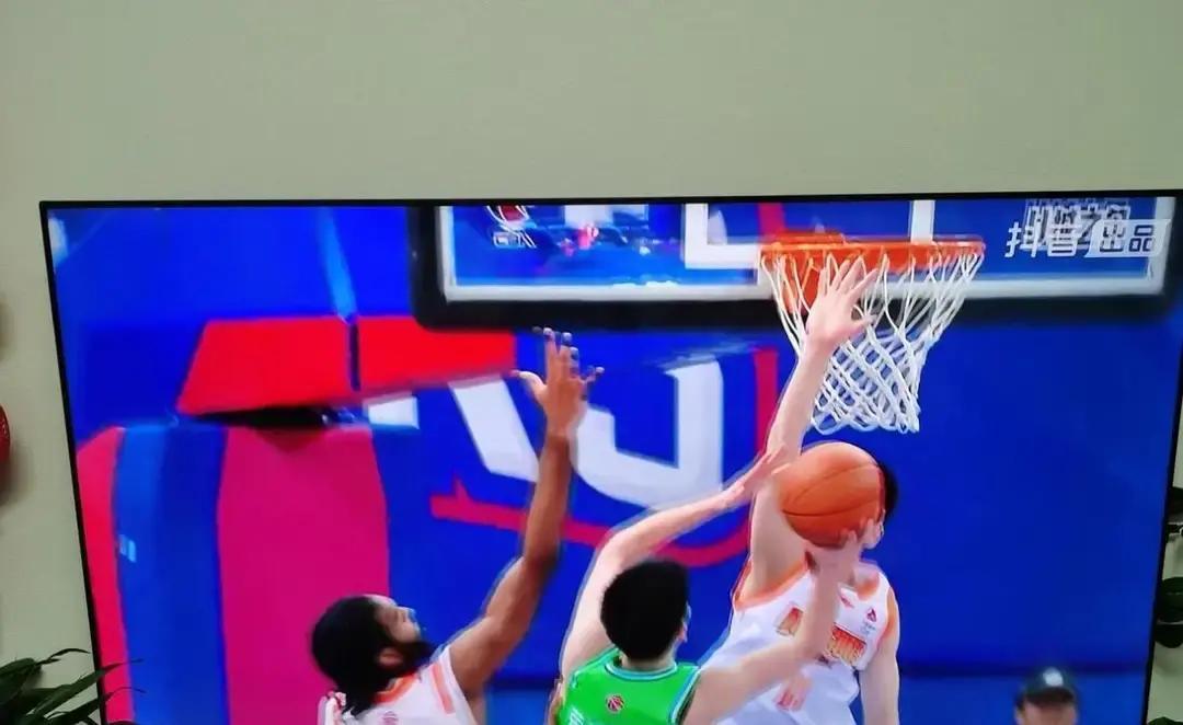 别再叫他“新秀”了。江苏肯帝亚这个22岁后卫，正在重新定义CBA第一年。场