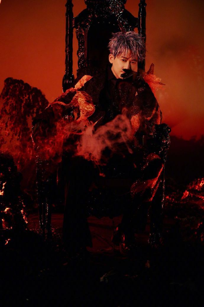 苏醒被团队爆改成朝天椒，出发图里那氛围，热得让人直呼受不了。醒哥估计心里在想：我