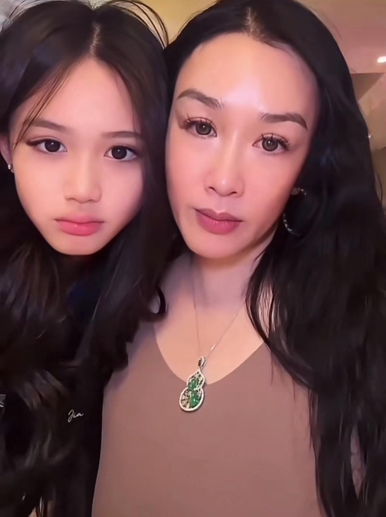 明星的孩子上清华北大这么容易吗？说的跟咱普通人门口就近一样。钟丽缇在直播里提