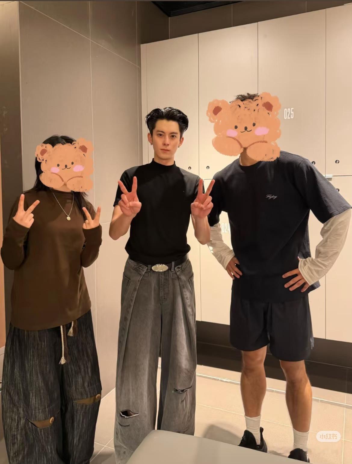 捡一张王鹤棣合照脸怎么可以这么小…