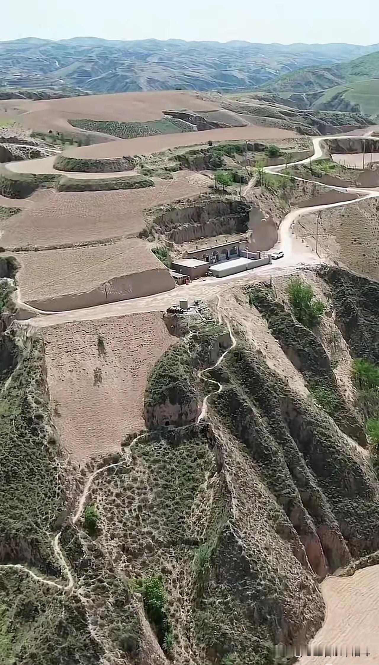 真是没想到在陕西这么荒凉的地方，居然还有一户人家，看院子不远处还有几根电线杆，说