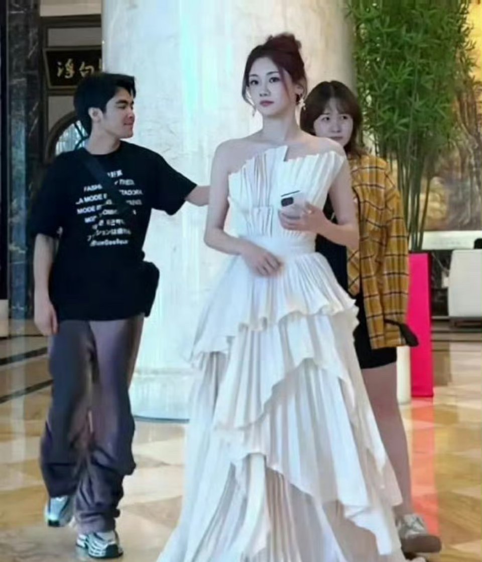 苗苗是我见过唯一一个，生了三个孩子，身上却没有一丝妈味儿的人​​​​