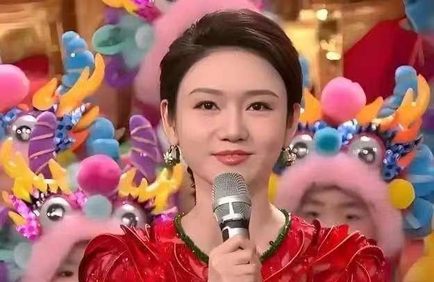 龙洋又上热搜了，这次不是因为主持，而是她那件“红底紫花”礼服。观众吐槽这衣服把