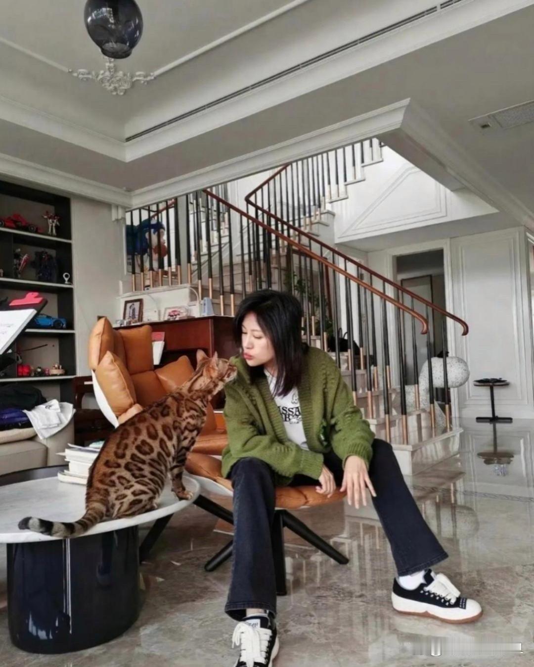 陆毅鲍蕾的上海豪宅太震撼！顶级大别墅空间感拉满，房子大到让人实名羡慕～