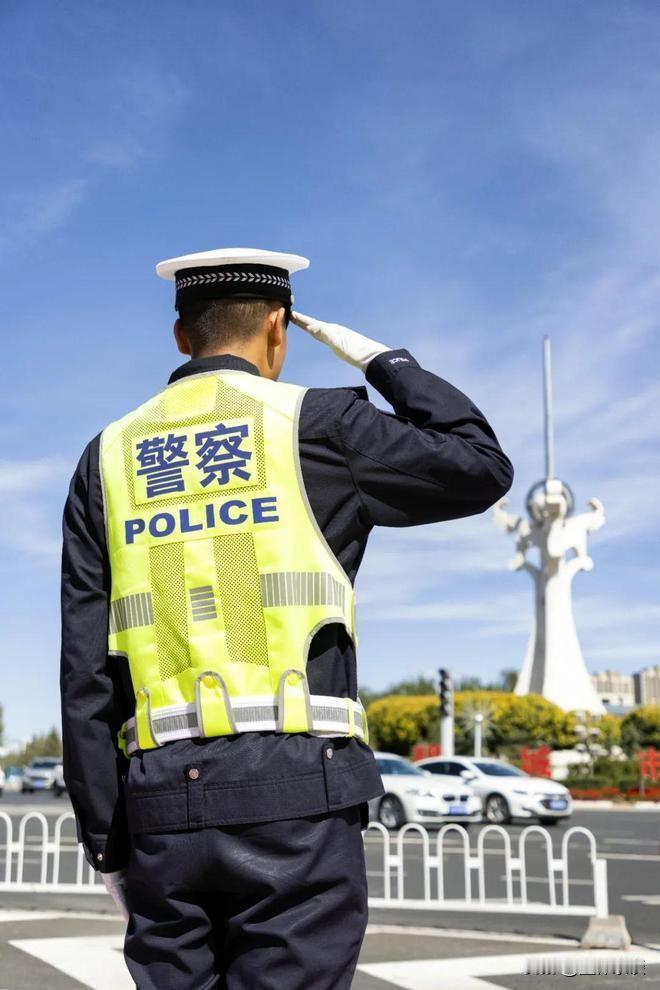 一位干了三十年的老交警说：“1.别一堵车就狂按喇叭。2.高速上别突然减