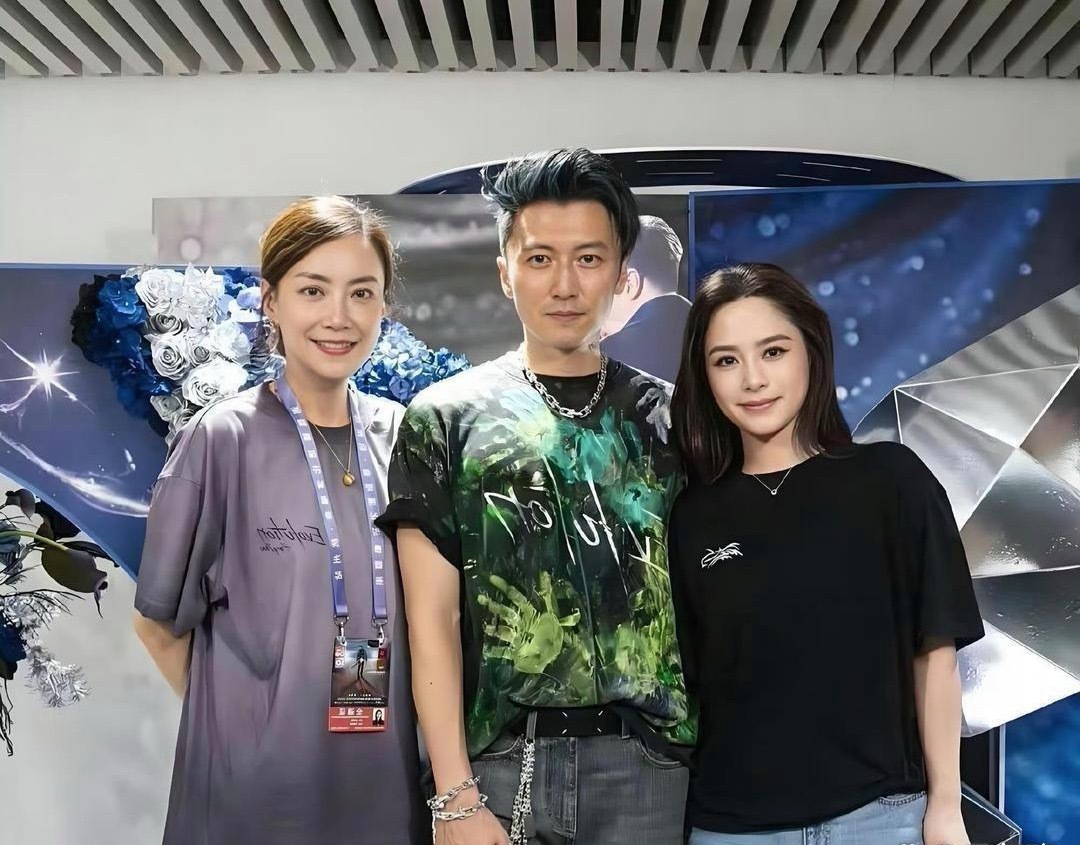 谢霆锋这是紧张了‎吧？看着有‏⁠⁠点⁠不⁠﻿‎太自然啊