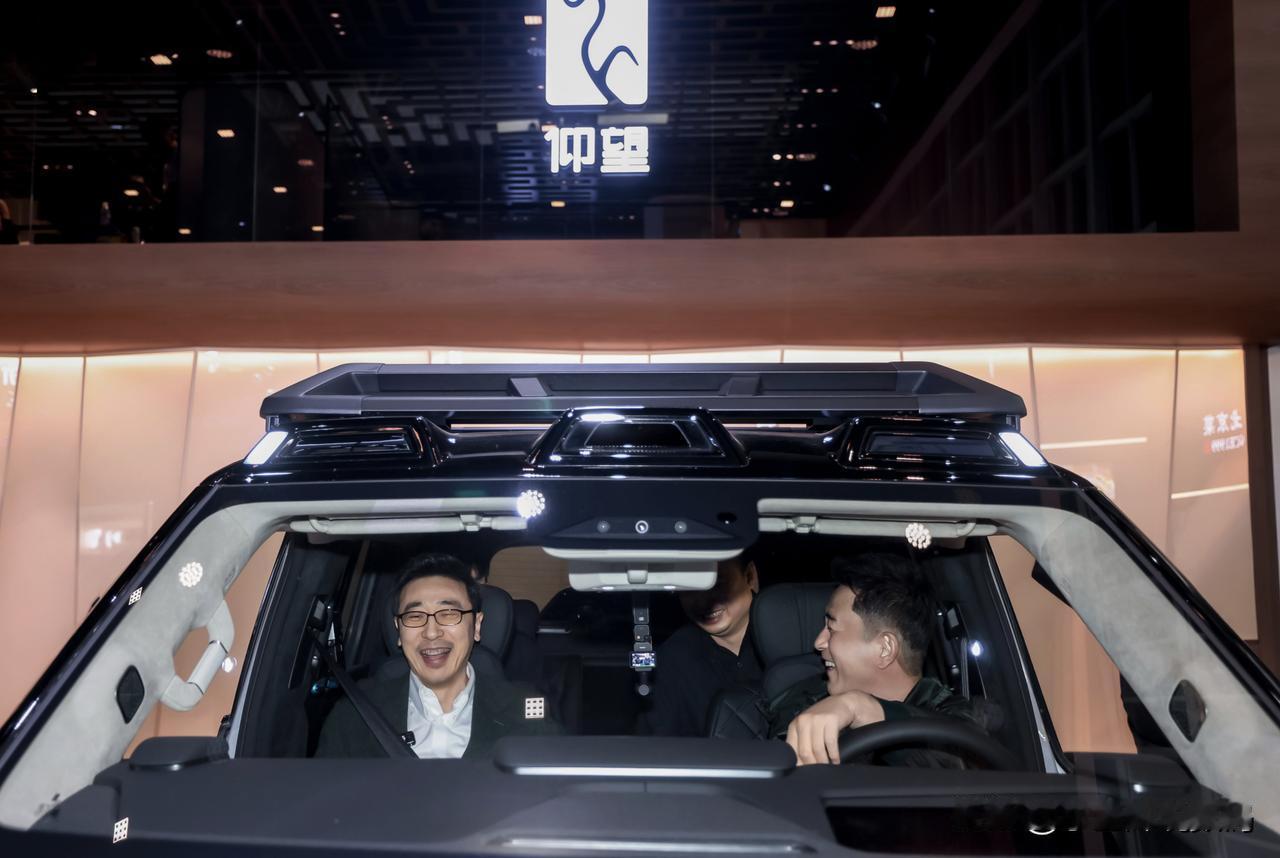 北京国际车展还在如火如荼的进行中，仰望的展台今天迎来了两位特别的京圈大佬，分别是