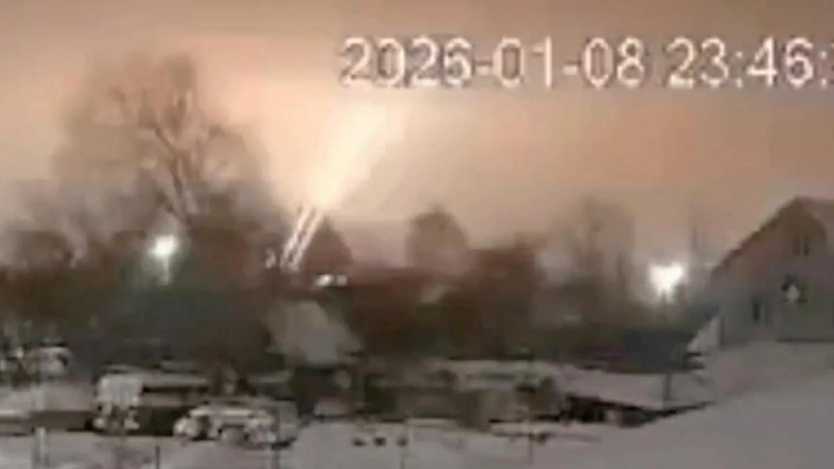 俄军再次使用“榛树”，6道“闪电”撕裂夜空，精准命中目标区域据俄罗斯国防部在