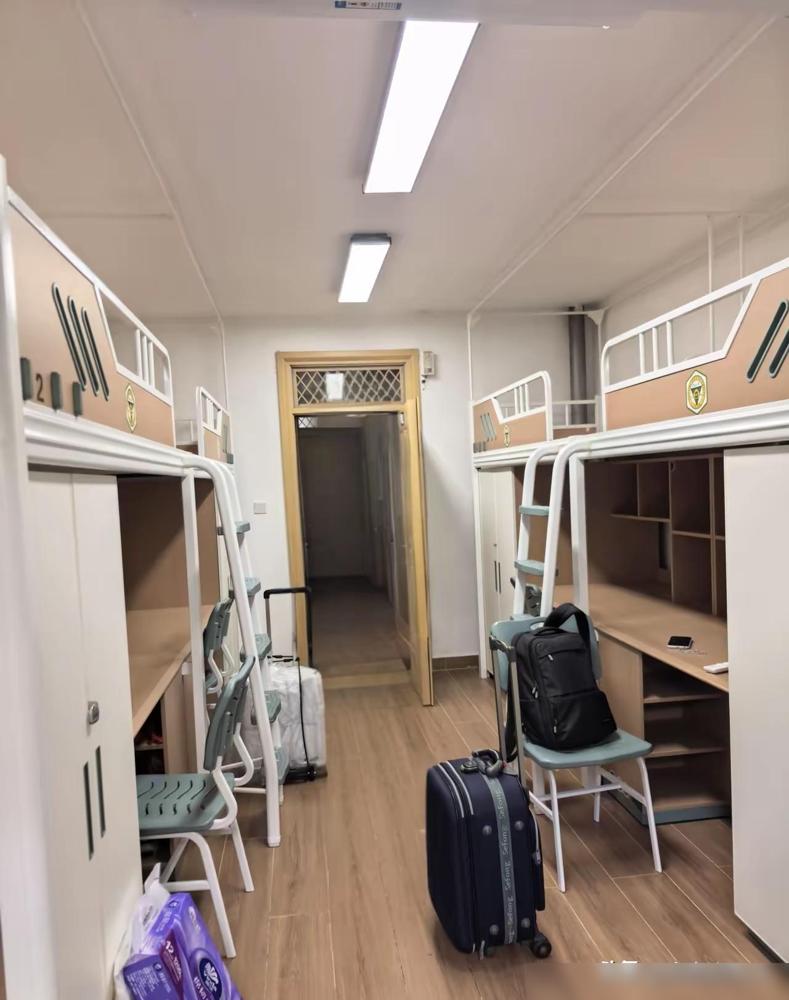 侄女今年考上了南京大学，她妈妈送她到学校，帮她宿舍收拾好，在群里发了几张孩子宿舍